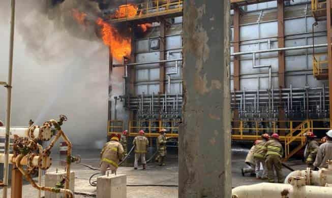 Sismo provoca incendio en refinería de Pemex en Oaxaca