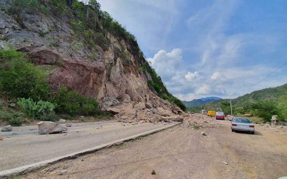 Carreteras en Oaxaca sufren afectaciones por derrumbe de cerros tras sismo: SCT