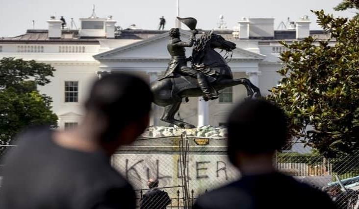 Manifestantes intentan derribar estatua frente a la Casa Blanca