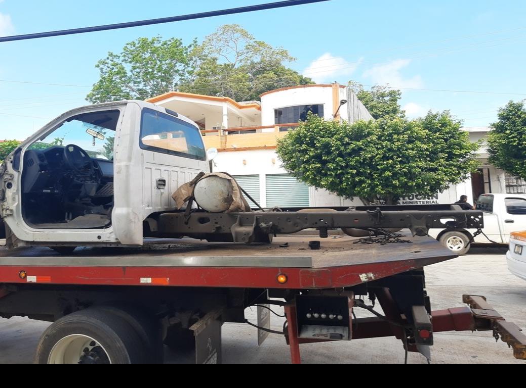 Ministeriales aseguran camioneta desvalijada en Acayucan