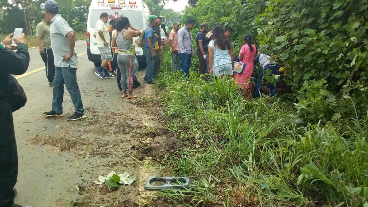 Torton atropella a madre e hijo en Hueyapan; mujer fallece