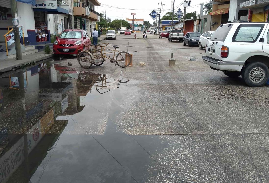 Colonos bloquean avenida de Coatzacoalcos por fugas de aguas negras