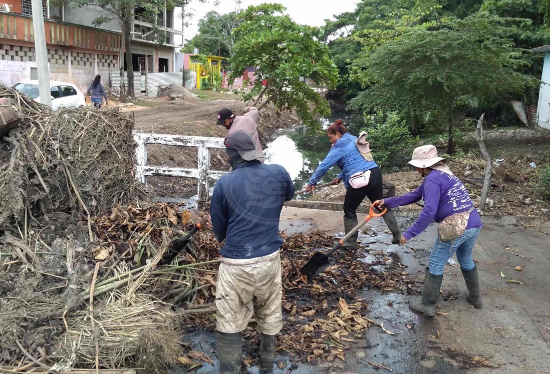 Avanza limpieza de canales a cielo abierto en Coatzacoalcos