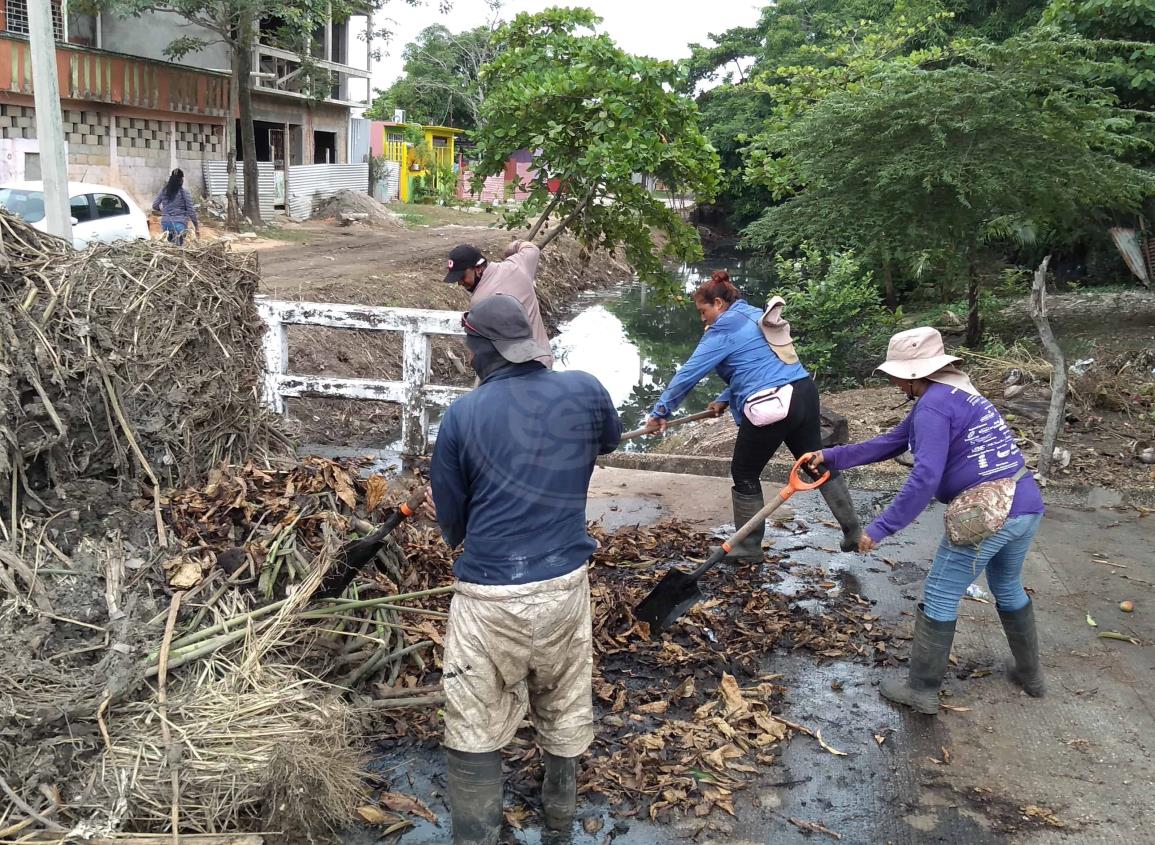 Avanza limpieza de canales a cielo abierto en Coatzacoalcos