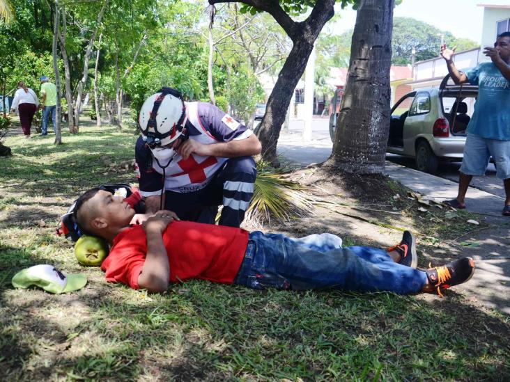 Por cortar par de cocos, joven se cae de palmera en fraccionamiento de Veracruz