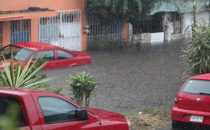 Se inundan avenidas de Xalapa tras fuerte lluvia