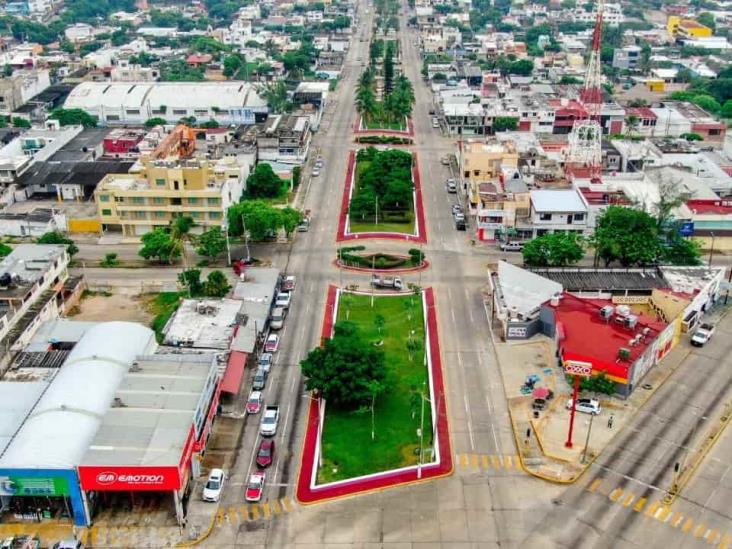 Rehabilita Ayuntamiento camellones y jardineras de Avenida Independencia