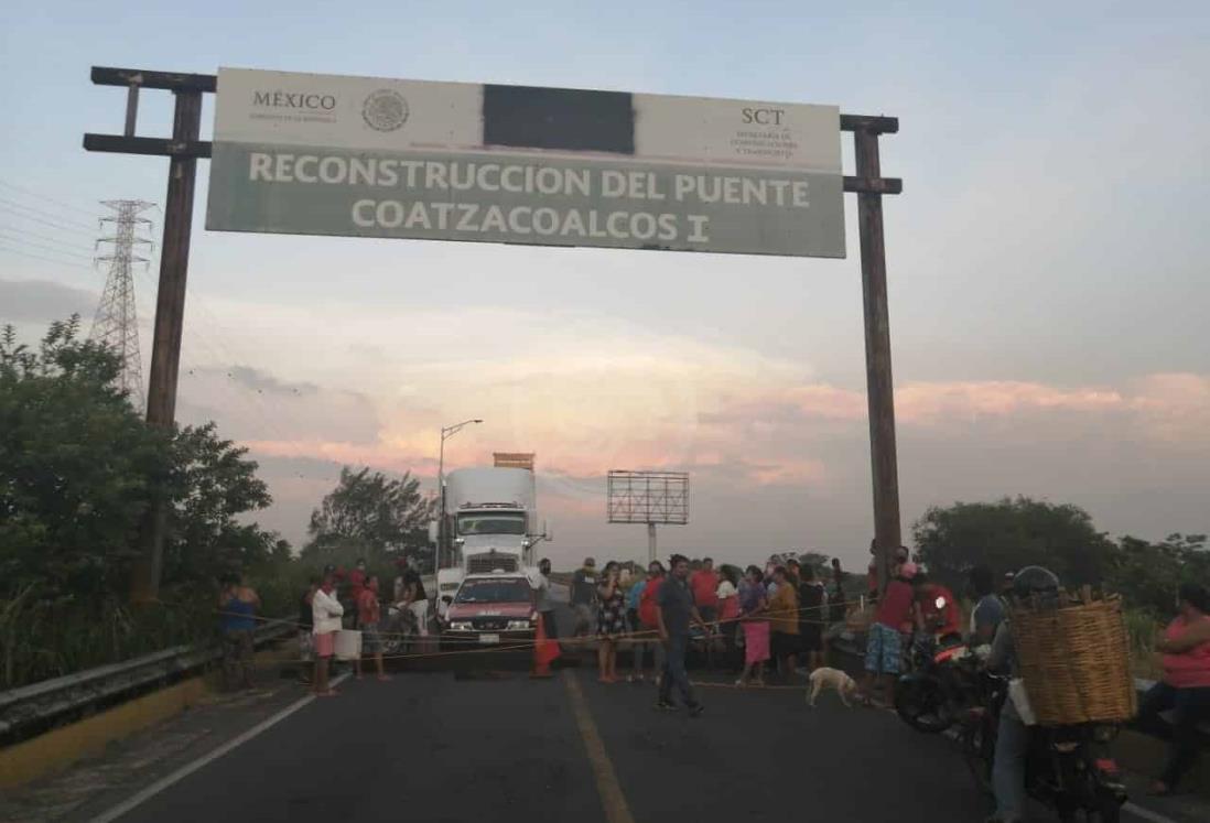 Por apagones, vecinos de la colonia Coatzacoalcos bloquean puente