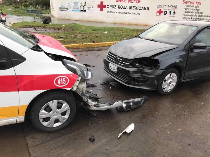 Se registra accidente automovilístico en colonia de Veracruz; deja una persona herida