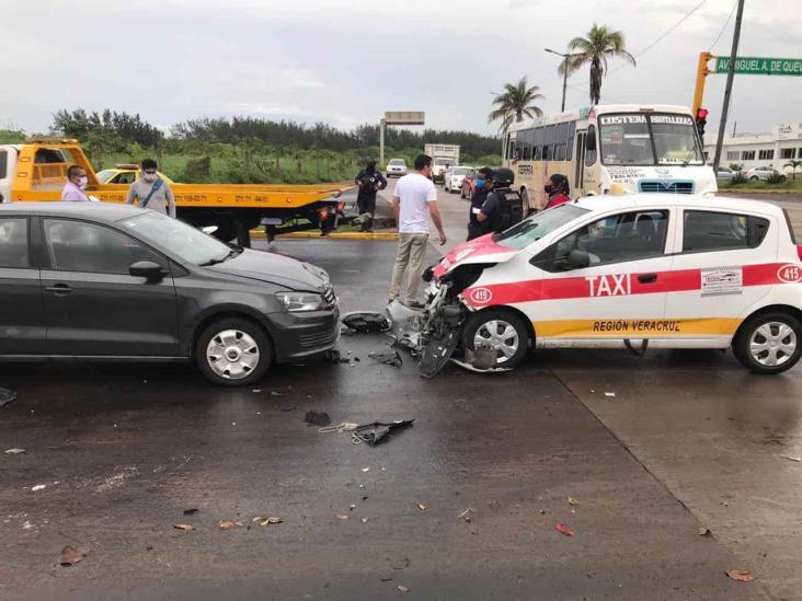 Se registra accidente automovilístico en colonia de Veracruz; deja una persona herida