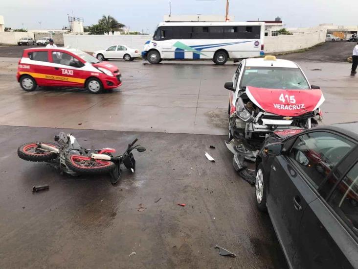 Se registra accidente automovilístico en colonia de Veracruz; deja una persona herida