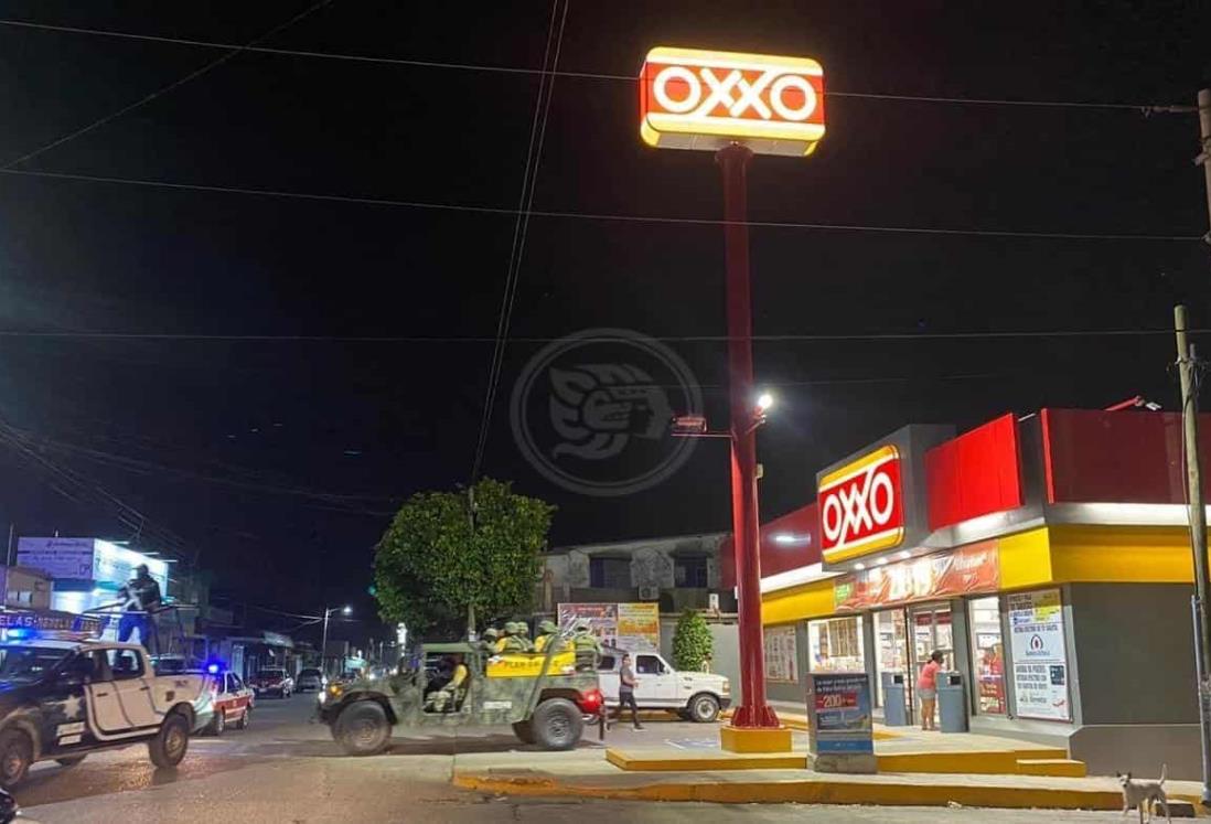 Hombres armados asalta Oxxo en barrio primero de Oluta