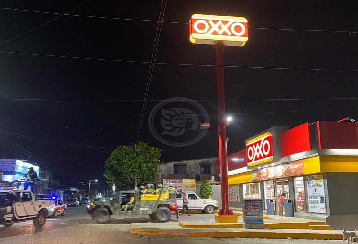 Hombres armados asalta Oxxo en barrio primero de Oluta