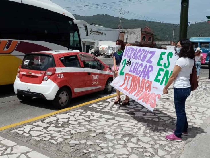 Con sana distancia, feministas en Orizaba se manifiestan contra violencia