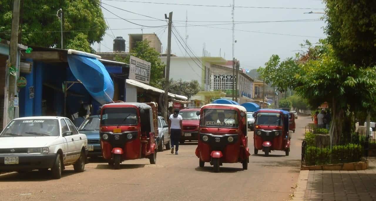 Moto taxis  y taxistas piratas invaden rutas del mixto rural