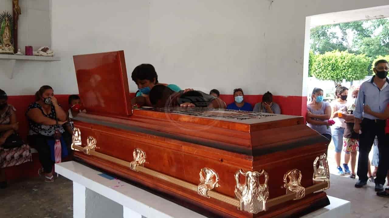 Sepultan a Verónica en Las Choapas, su esposo al Cereso