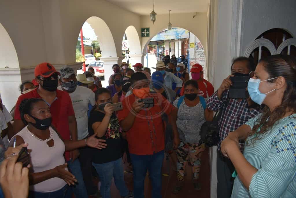 Invasores del predio Los Laureles, se manifestaron en Palacio de Oluta