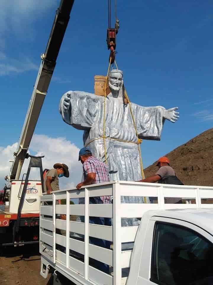 Ponen Cristo gigante encima de pirámide prehispánica en Tierra Blanca