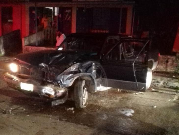 Veloz conductor se estrella contra ferretería en Moloacán