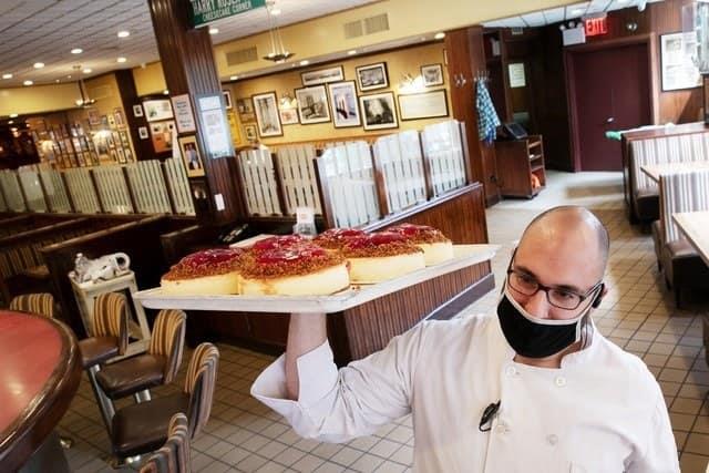 NY posterga comidas dentro de restaurantes para evitar rebrote