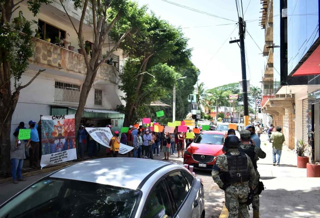 Se manifiestan durante comparecencia de presuntos invasores de Oluta