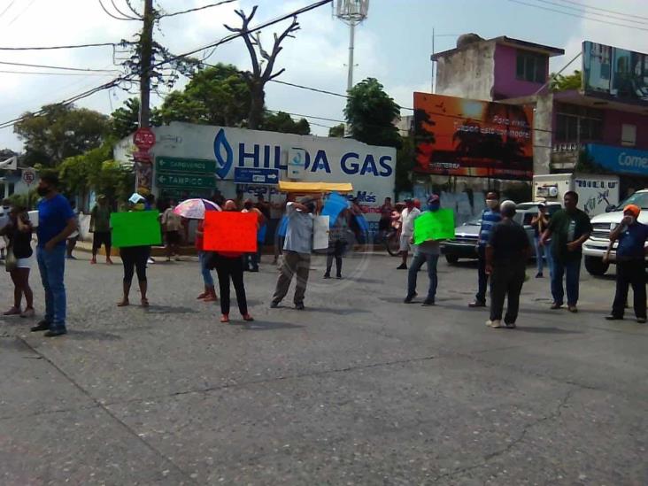 Desesperación entre dueños de bares; cierran acceso al puerto de Tuxpan