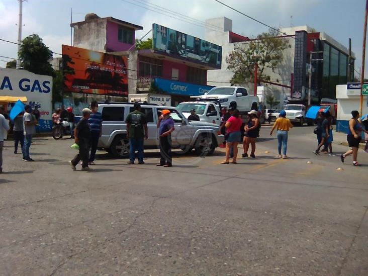 Desesperación entre dueños de bares; cierran acceso al puerto de Tuxpan