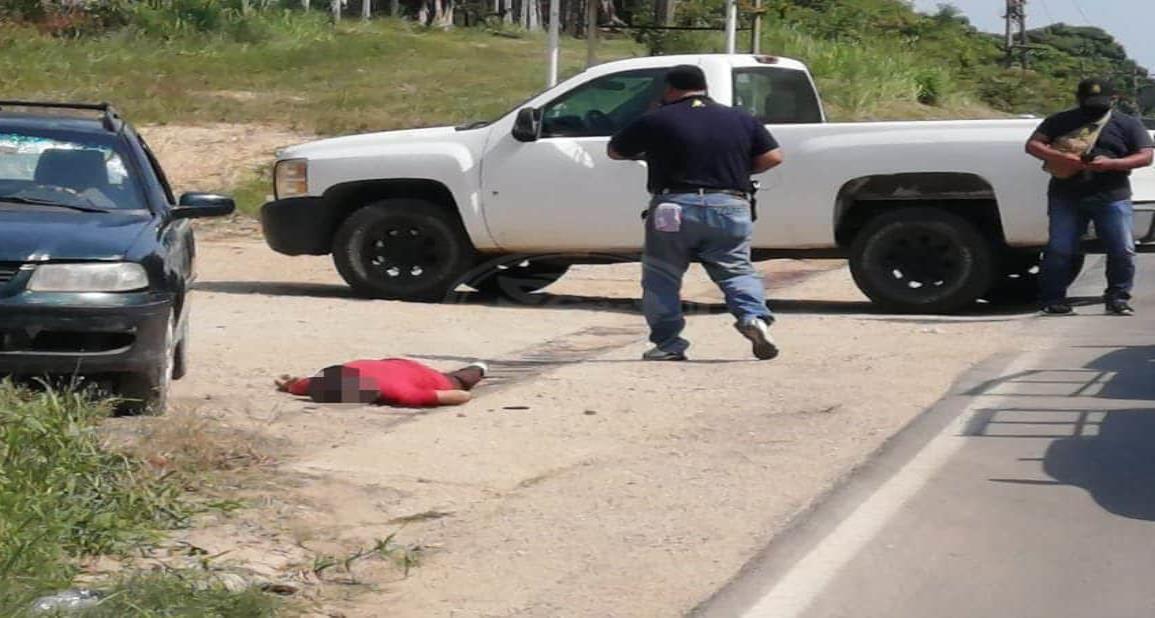 Sicarios persiguen y ejecutan a hombre en carretera de Agua Dulce