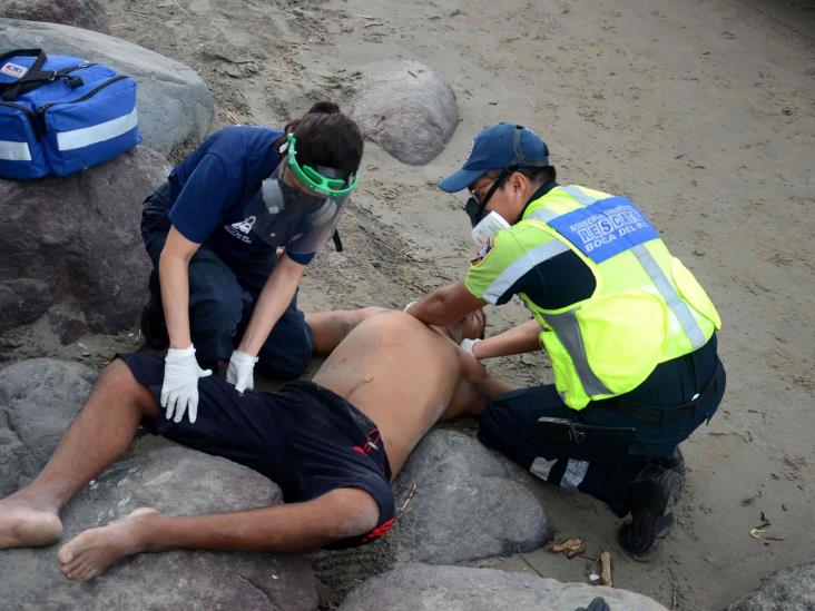 Rescatan brigadistas a hombre en estado de ebriedad tras sufrir una caída