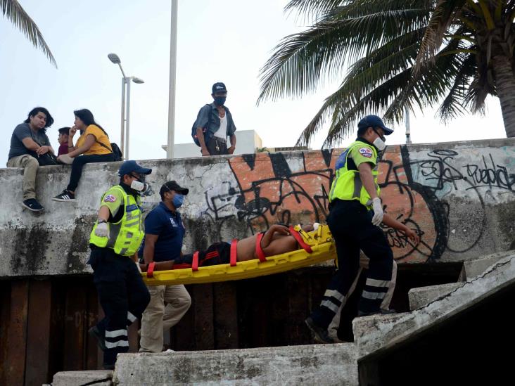 Rescatan brigadistas a hombre en estado de ebriedad tras sufrir una caída