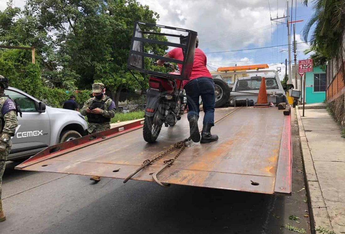 Taxista impacta a motorepartidor en colonia de Acayucan