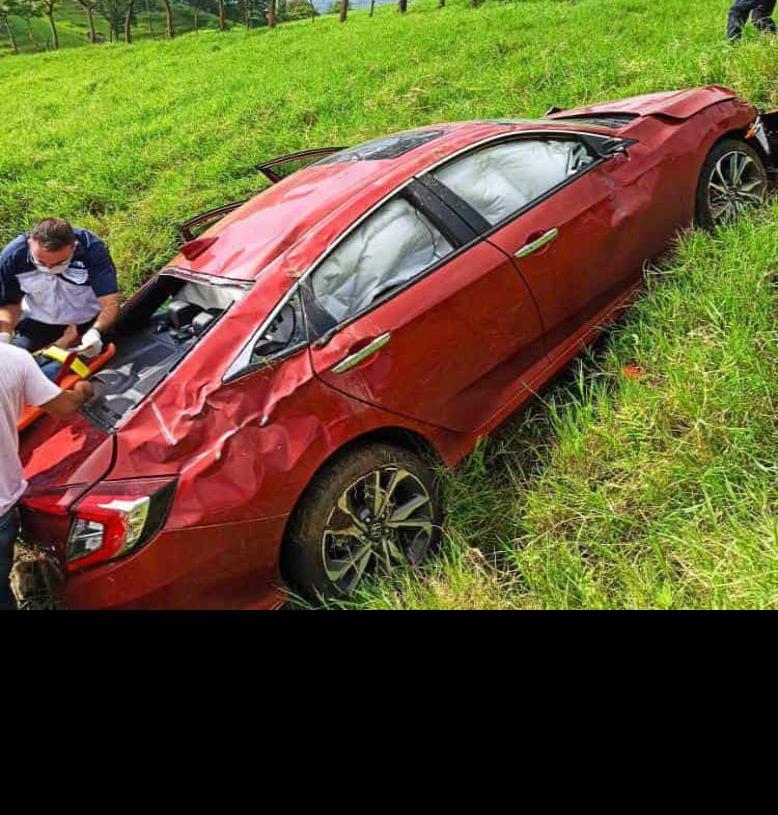 Vuelca maestra sobre carretera estatal Misantla-Xalapa y resulta gravemente herida