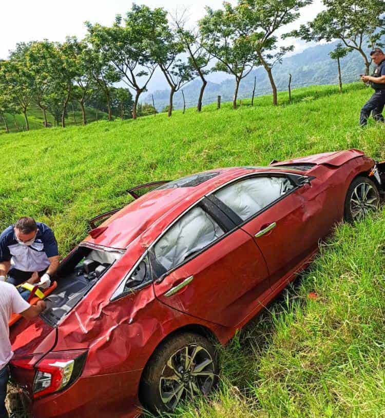 Vuelca maestra sobre carretera estatal Misantla-Xalapa y resulta gravemente herida