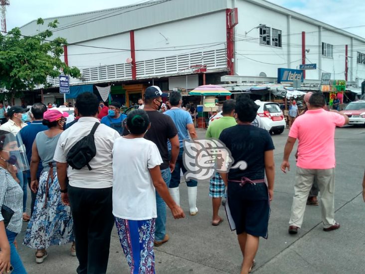 Comerciantes reabren las calles del centro de Coatzacoalcos