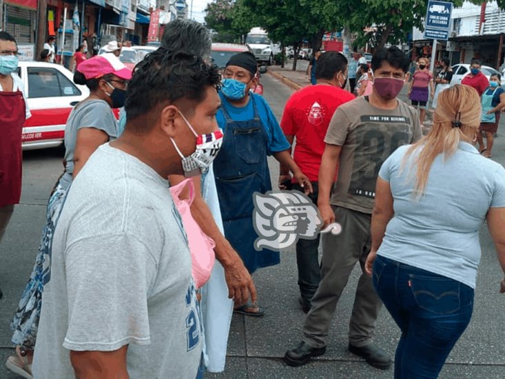 Comerciantes reabren las calles del centro de Coatzacoalcos