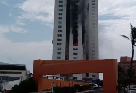 Incendio en torre de departamentos de Boca del Río