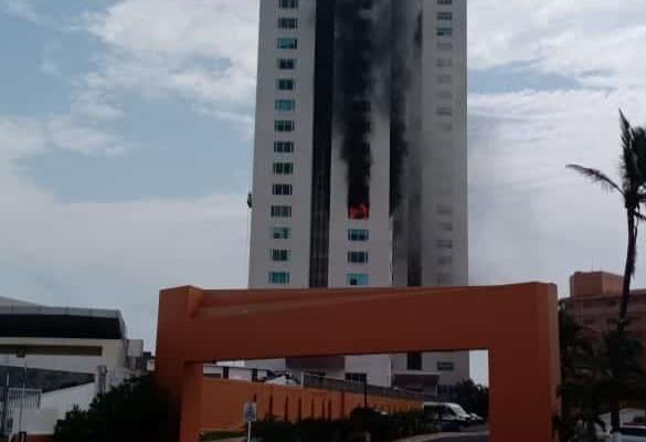 Incendio en torre de departamentos de Boca del Río