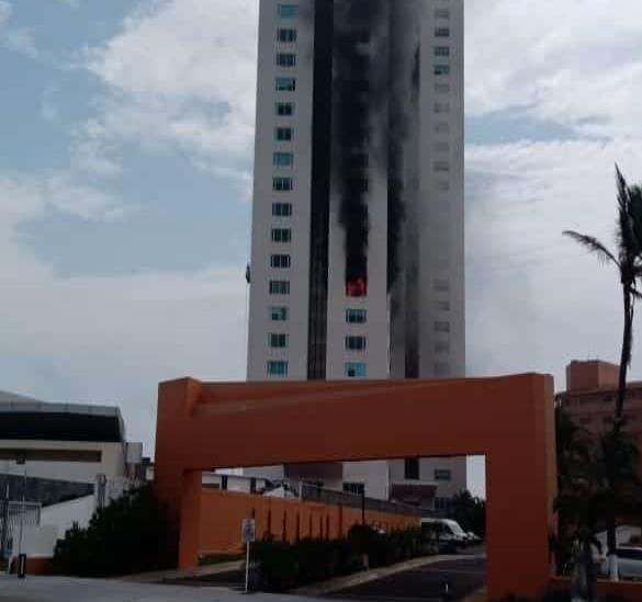 Incendio en torre de departamentos de Boca del Río