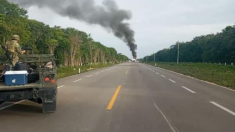 Narcoavioneta aterriza en carretera de Quintana Roo y se incendia