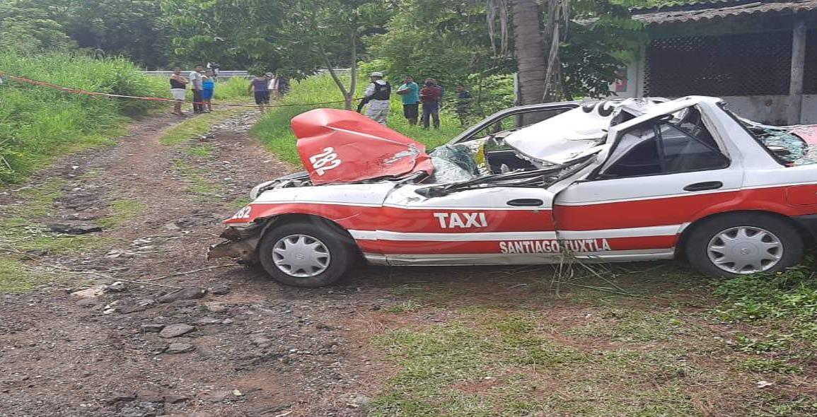 Taxista muere tras chocar contra autobús en la Costera del Golfo