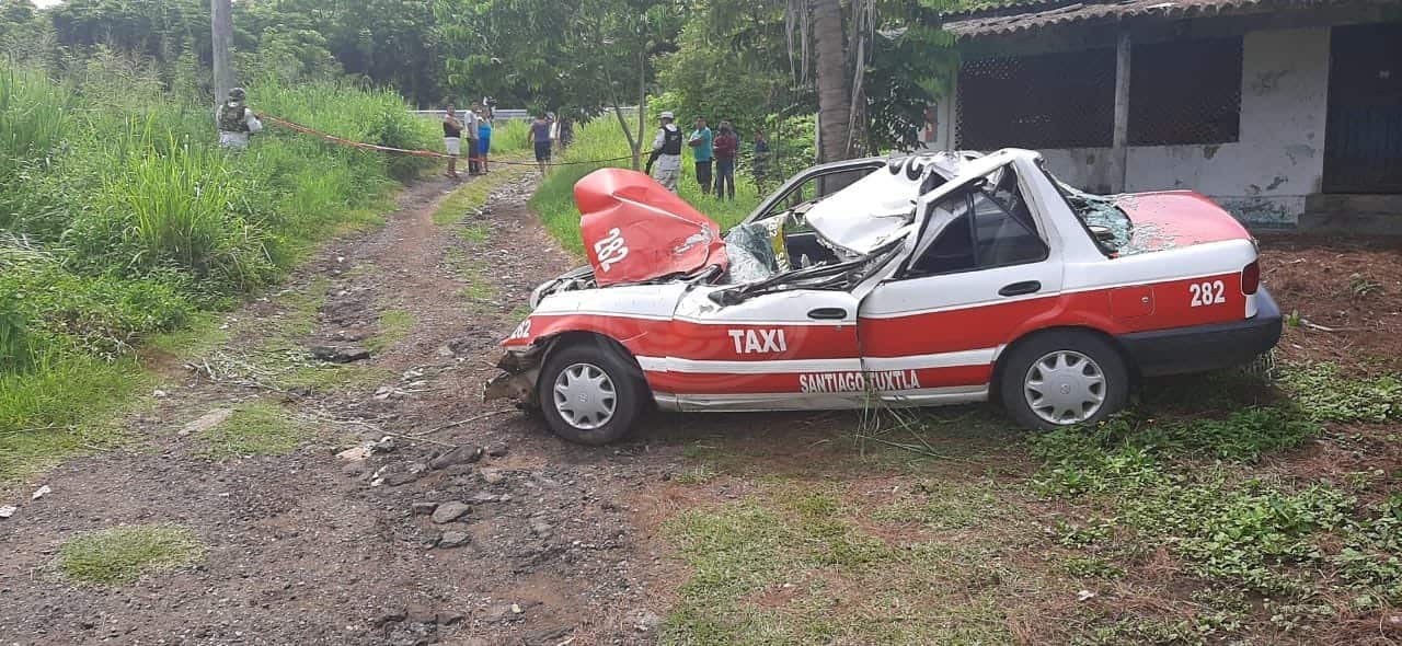 Taxista muere tras chocar contra autobús en la Costera del Golfo