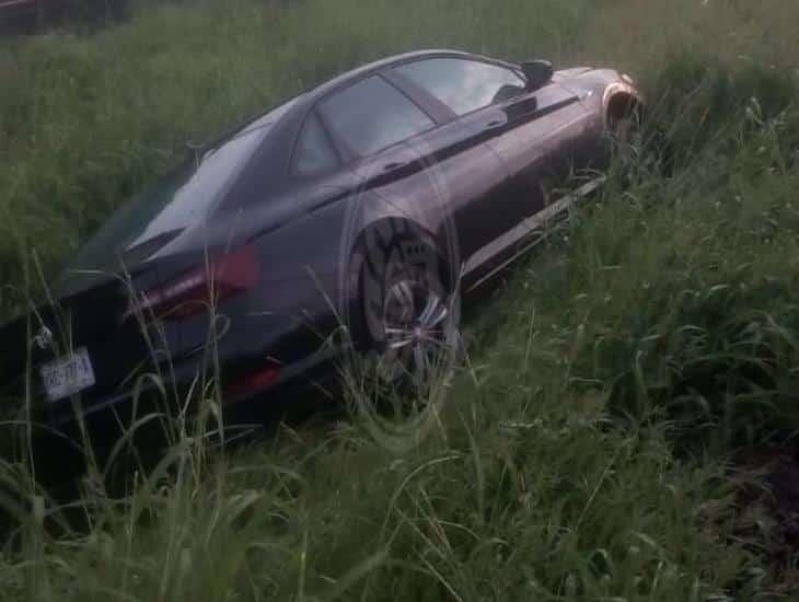 Atienden socorristas a conductor que se salió del camino en autopista