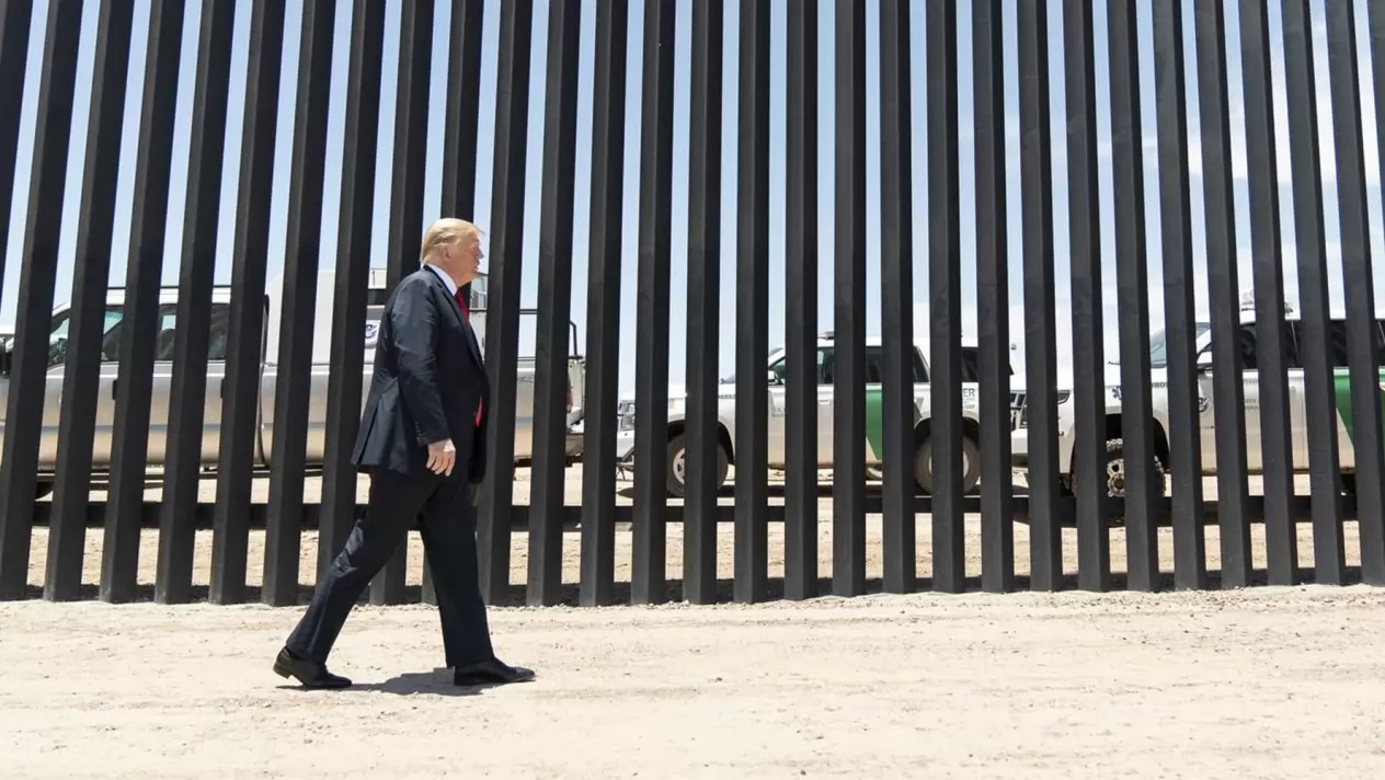 Trump tuitea fotos en el muro, en la víspera de la visita del presidente de México