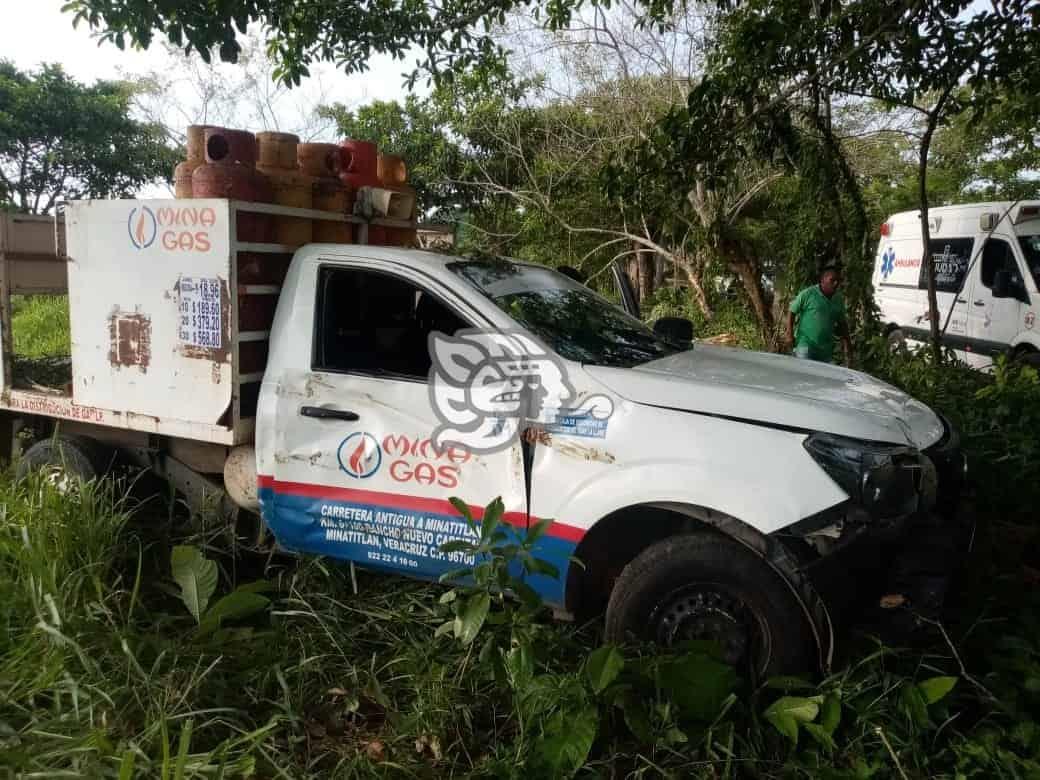 Empleado de Mina Gas choca contra árbol en Acayucan