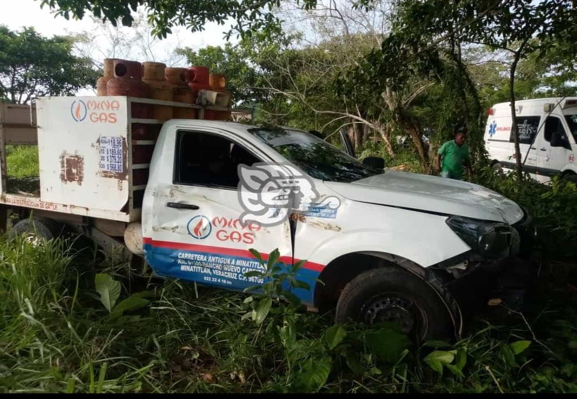 Empleado de Mina Gas choca contra árbol en Acayucan