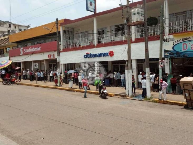 Aglomeraciones en sucursal bancaria de la zona centro de Acayucan