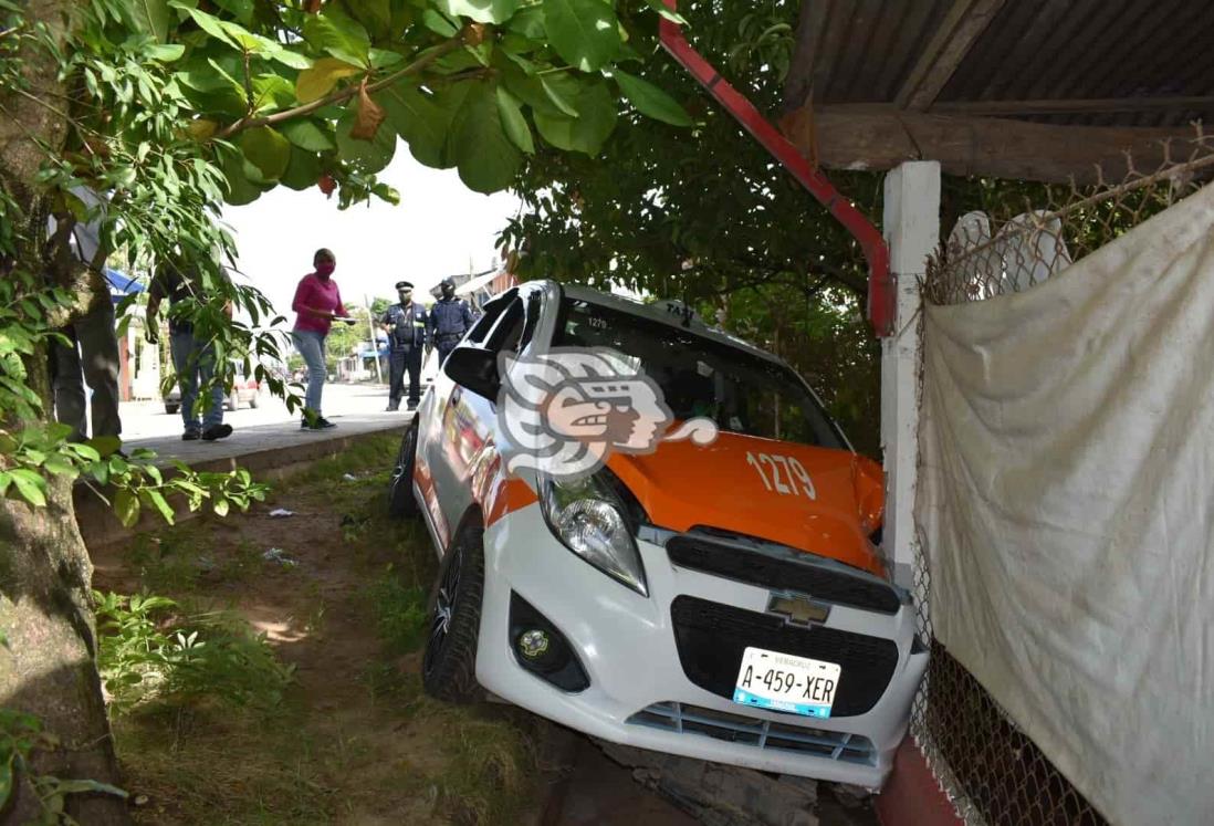 Taxista se duerme y choca contra barda de cervecería en Oluta