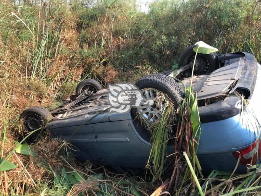 Automóvil terminó volcado a un lado de carretera Las Matas