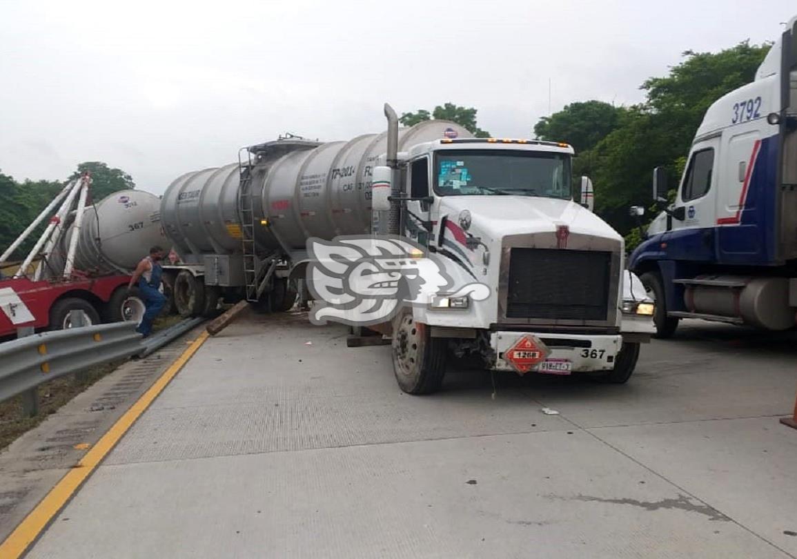 Tractocamión impacta valla metálica de autopista Cosoleacaque-La Tinaja