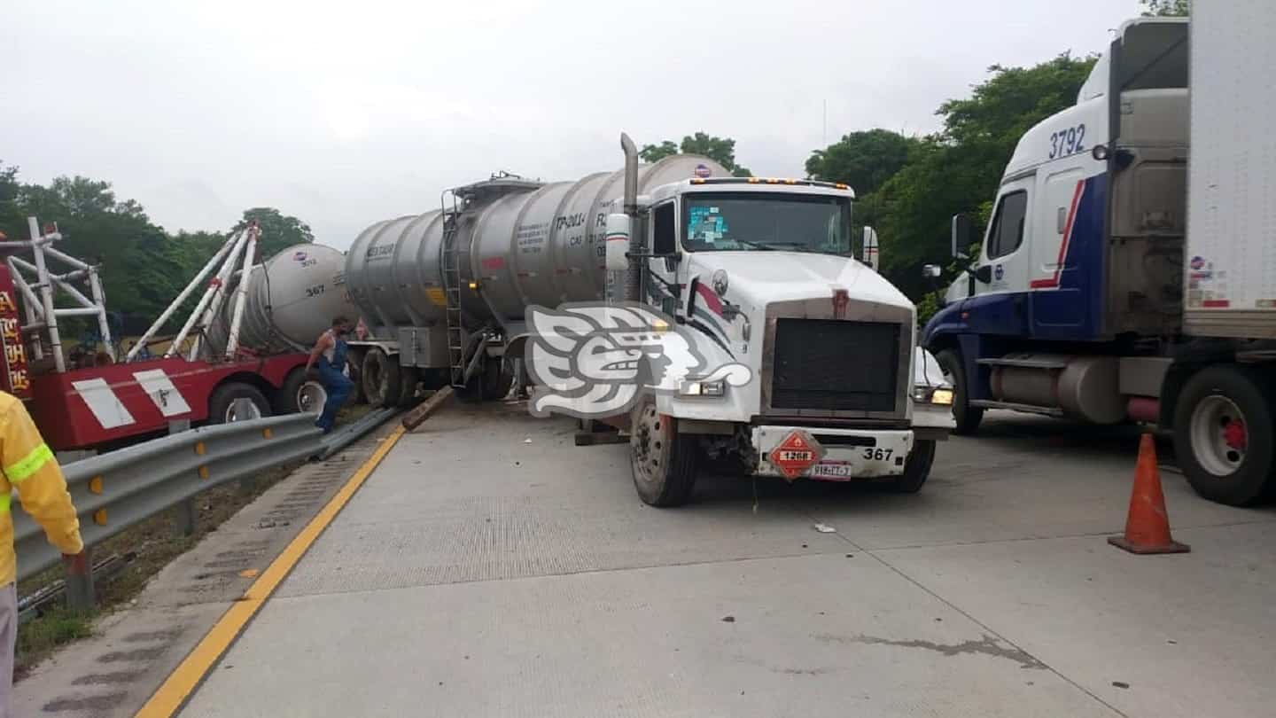 Tractocamión impacta valla metálica de autopista Cosoleacaque-La Tinaja